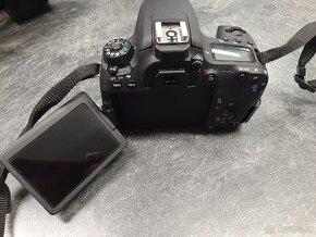 Zrcadlovka Canon eos 77D - 5