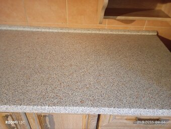 Kuchyňská linka s kamenným dřezem - 5