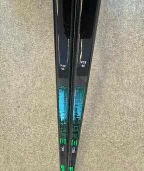 HOKEJKA CCM RIBCOR TRIGGER TEAM, flex 65, zahnutí 29 - 5