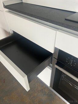 Bílá moderní kuchyň se všemi spotřebiči - 5