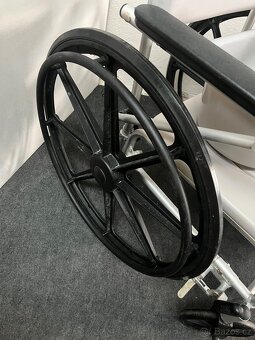 Invalidni koleckove kreslo s toaletou Moretti - 5