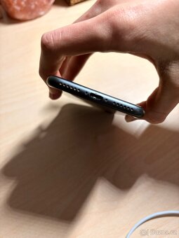 iPhone 8 64GB + originál příslušenství - 5