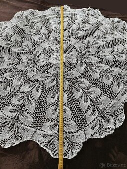 Ručně háčkované ubrusy v bílé a krémové barvě - 5