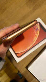 iPhone XR 64GB korálový, top stav - 5