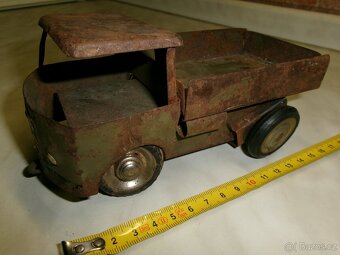 Prodám různé plechové a dřevěné hračky. Dřevěný červený trak - 5