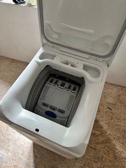 Prodám pračku Elektrolux EWT1062IFW, horní plnění - 5
