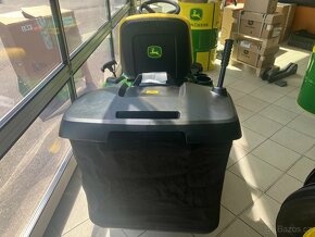Zahradní traktor John Deere X147 - 5