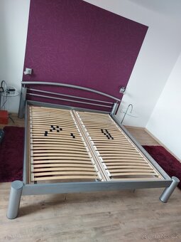 Kovová postel s rošty a nočními stolky - 5