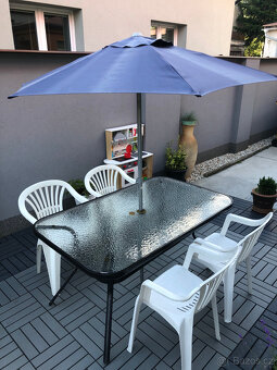 Zahradní stůl (kov,sklo) + 4ks plastové židle, slunečník - 5