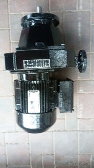 Elektromotor s převodovkou - 5