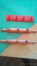 Retro - koberec,garnýž,zrcadlo,věšáky,poličky,žaluzie,sáňky - 5