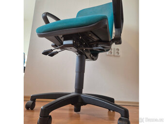 Kancelářská židle, má 3 páčky pro nastavení - 5