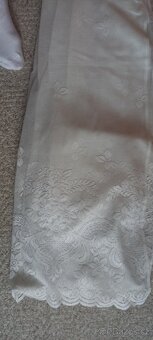 záclony,ušité do pravid. záhybů v šířce 1,5 m,délka 2,40 cm - 5