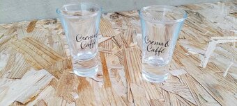 Různé hrnky a 2 skleněné frťany - 5