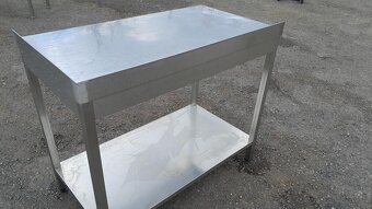 Nerezový stůl 110x60x90 cm se sp. polici a zadním lemem - 5
