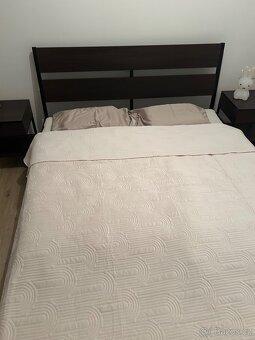 Postel s roštem a nočními stolky - 5