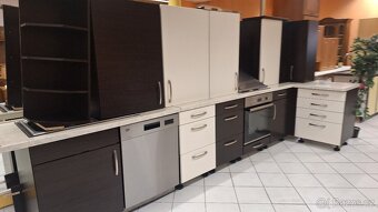 Moderní vybavená kuchyňská linka se spotřebiči - 5