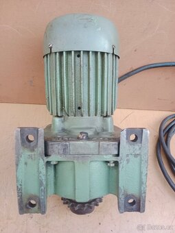 Elektromotor s převodovkou.40 ot/min. - 5