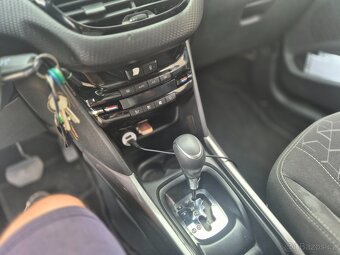 PEUGEOT 2008 1.2i automat - 5
