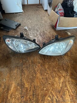Prodám díly, světla, sedačky a plasty na Mercedes Vito w639 - 5