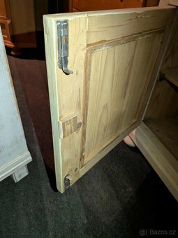 Komoda z masivu – ruční truhlářská práce, bělená patina - 5