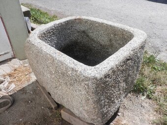 stará kamenná žulová stírka kaménka napaječka koryto - 5
