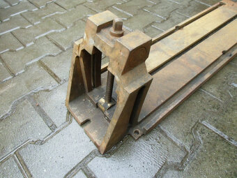 Naklápěcí upínací stůl s drážkami. - 5