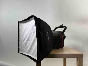 Rayzr 7 300 Daylight + Softbox - 5