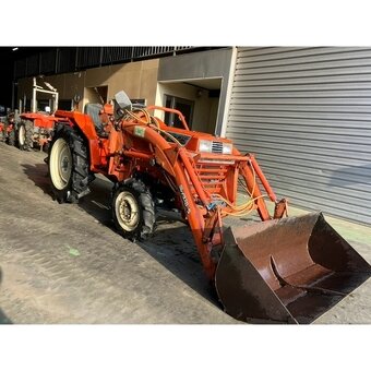 Malotraktor Kubota s čelním nakladačem - 5