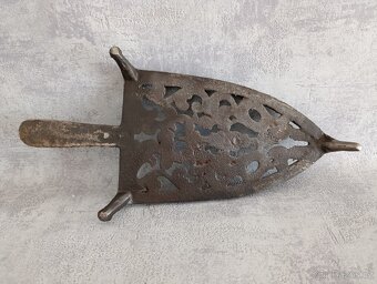 Velmi stará velká podložka pod starou žehličku.. Krásná - 5