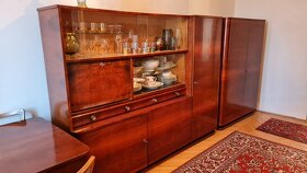 Šatní skříň, sekretář, stůl a 4 židle, gauč - pohovka - 5