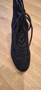 Kožené nízké kozačky s dekorativním prošíváním - 5