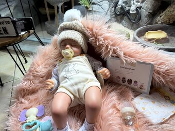 Luxusní realistická panenka v kulichu N.O.V.Á. - 5