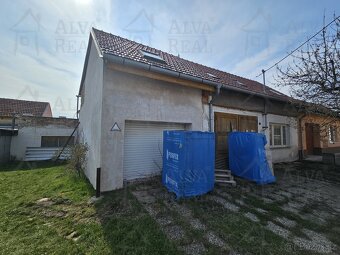 Polořadový rodinný dům v obci Šakvice, CP 304 m², garáž a... - 5