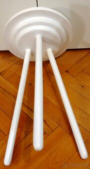 Květinový stolek na trojnožce bílý.. - 5