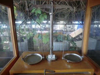 Prodám staré laboratorní váhy - 5