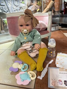 Realistická Reborm panenka s čelenkou a příslušenstvím - 5