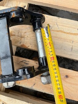 Hydraulický přidržovací palec na minibagr - 5