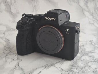 Sony A7R IV + extra baterie a 64 gb SD karty - 5