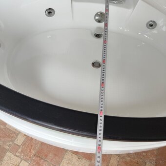 Velká hydromasážní vířivá vana - 5