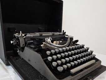 Starý psací kufříkový stroj - 5
