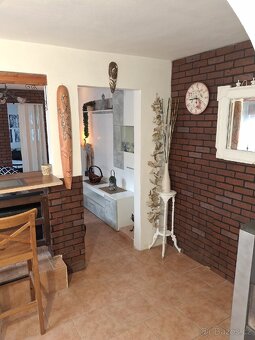 PRONAJMU KRÁSNÝ A SLUNNÝ ZAŘÍZENÝ BYT S VENKOVNÍM POSEZENÍM - 5