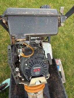 Vibrační pěch Bomag 65/4 po servise - 5