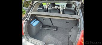 Auris Toyota 1.6 benzin černý - 5