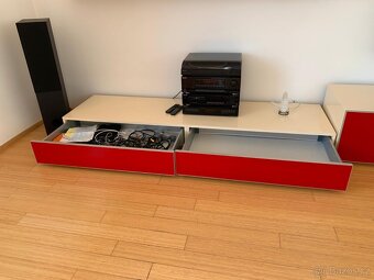 Moderní obývací stěna červená - 5