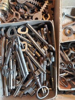 staré klíče,pozůstalost,krabice...jj - 5