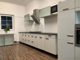 Moderní světlá kuchyně LEJLA - 5