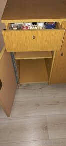 Starší skříňový šicí stroj - 5