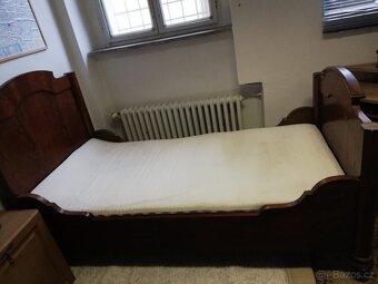 Dřevěná postel. - 5