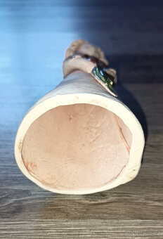 Keramická panenka s kyticí růží - 5